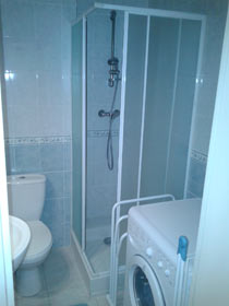 salle-de-bain de cette location vacances Cannes